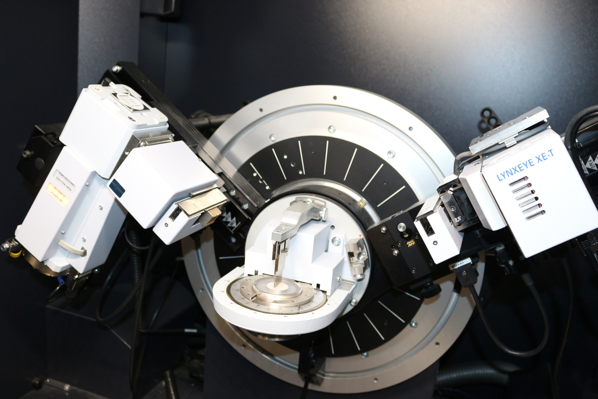 Bruker D8 Advance im DaVinci Design mit LYNXEYE-XE-T Detektor und temperiertem Probenträger