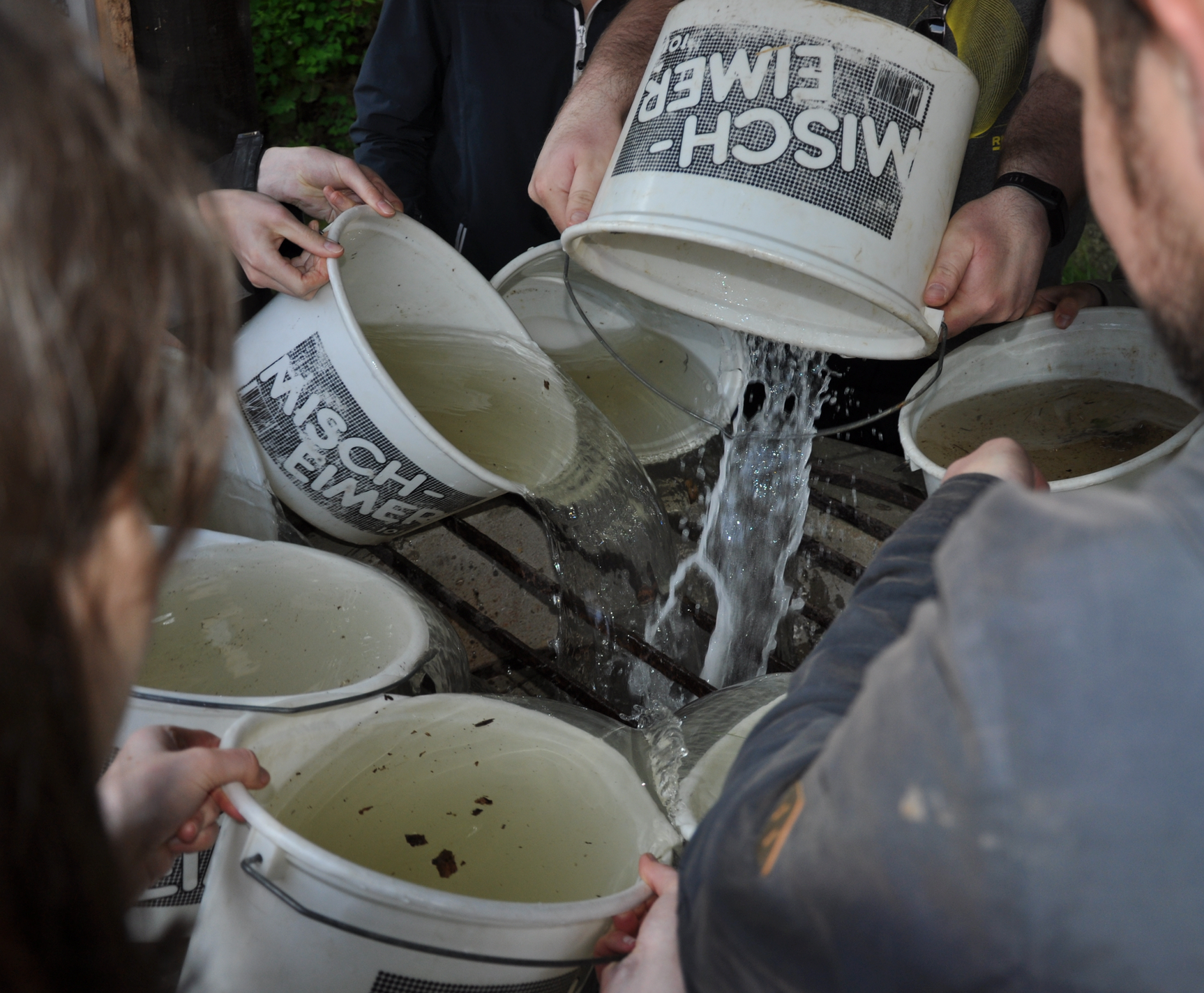 The salty water was injected in the river that flows into a karst system of a hill (Wasserberg). After injecting the salt water, 1000 liters of river water were used to flush the salt into the karst system.