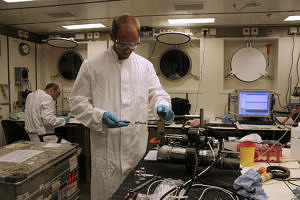 Alexander Diehl beim Abfüllen einer IGT-Probe in eine gasdichte Spritze (C. Kleint, Jacobs University).