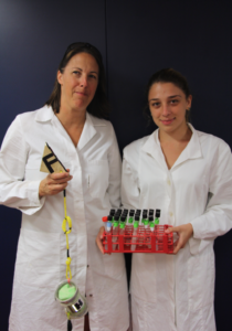 Die Mikrobiologinnen Sheryl Murdock und Bledina Dede im Labor (C. Kleint, Jacobs University)