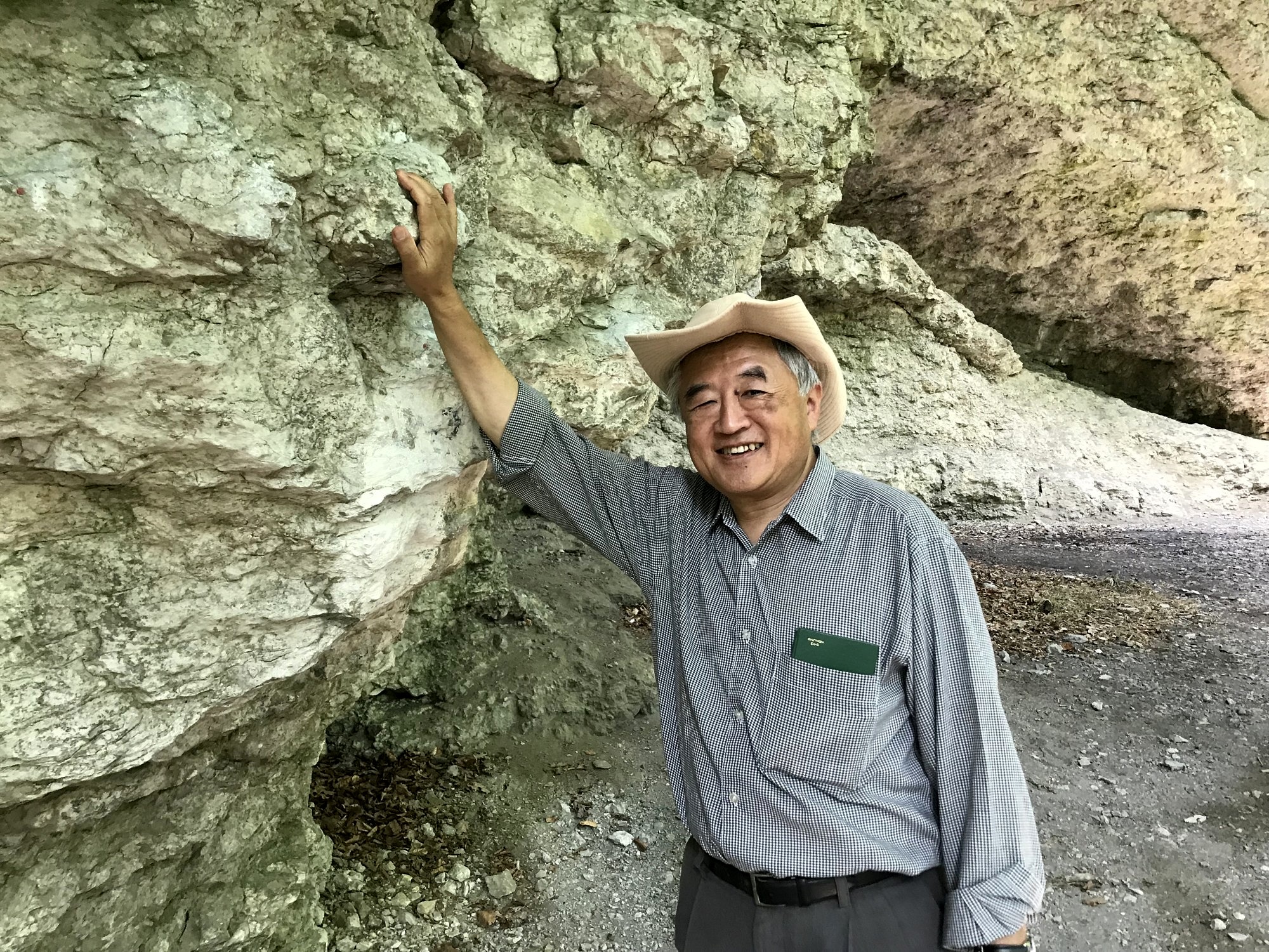Prof. Isozaki at the Müllersfelsen, a Late Jurassic siliceous sponge - microbial reef mound in Franconia