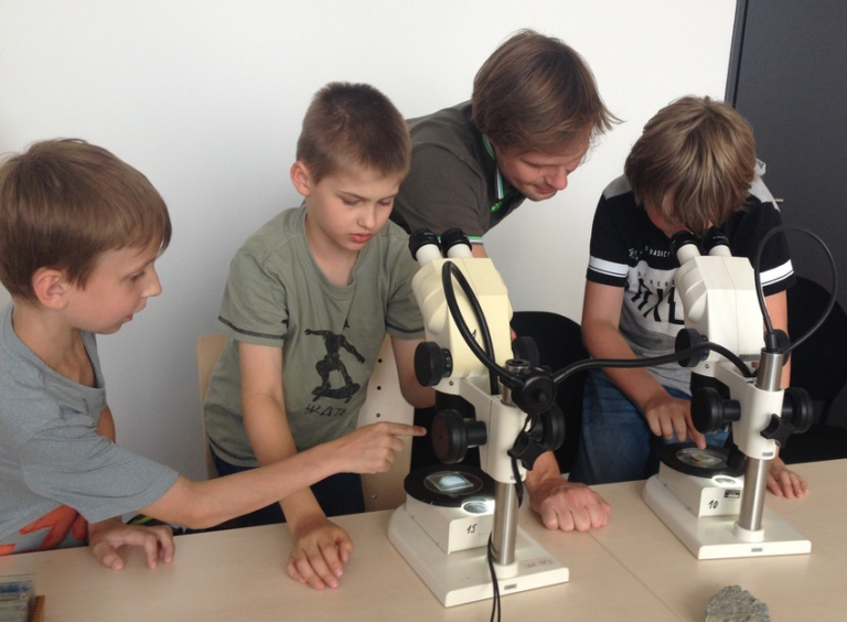 Die Urzeit unter dem Mikroskop in der Kinderuni