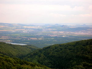 Blick vom Erzgebirgsrand nach Süden in das Becken des Egergrabens. Die dunklen Kuppen im Graben sind Reste abgetragener tertiärer Vulkane.