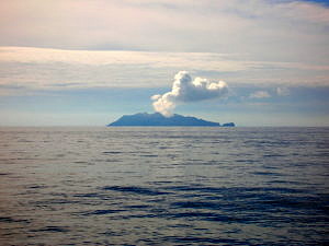 White Island vor der Küste Neuseelands: ein typischer Vulkan an einer Subduktionszone