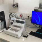 BET-Messgerät mit Computer im Mineralogie Labor