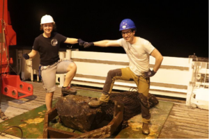 Das Warten hat sich gelohnt! Volle Ladung in der Dredge geführt von Julia (GeoZentrum Nordbayern) und Louis-Maxime (GEOMAR, Universität Kiel).