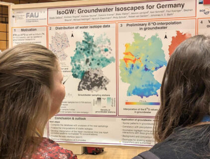 Das Bild zeigt Promovierende des GeoZentrum Nordbayerns vor ihren wissenschaftlichen Postern.
