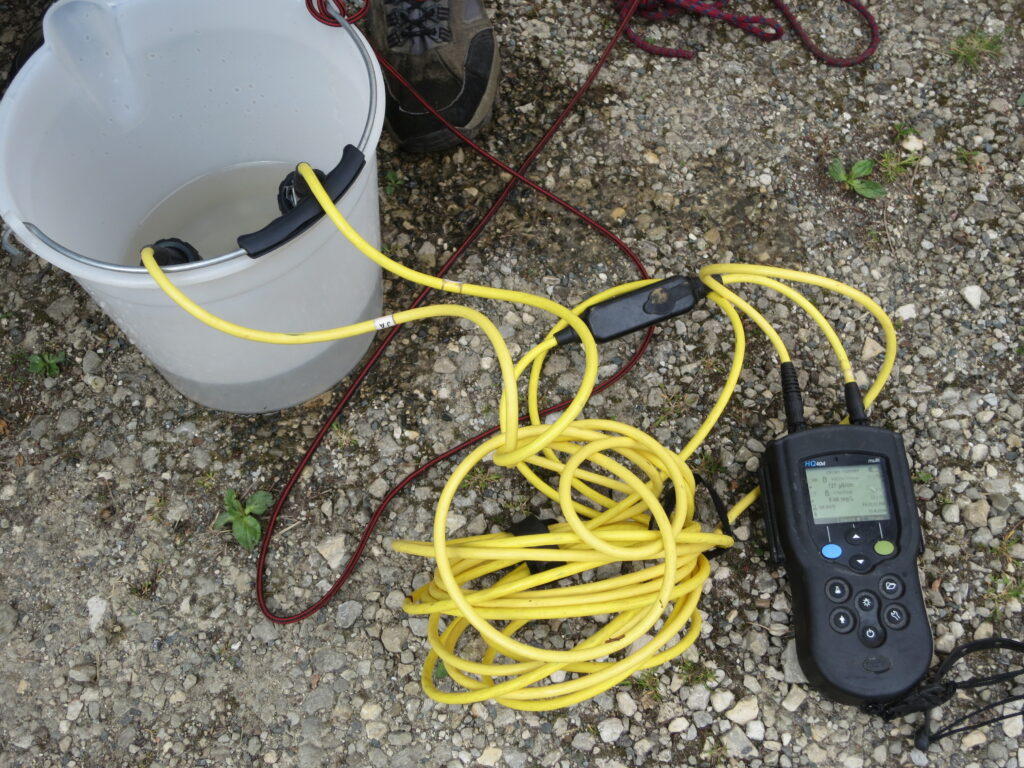 Das Bild zeigt ein Multimeter im Feldeinsatz.